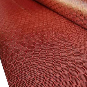 Vinila auto līmplēve karbons ar sarkano bišu šūnu efektu.